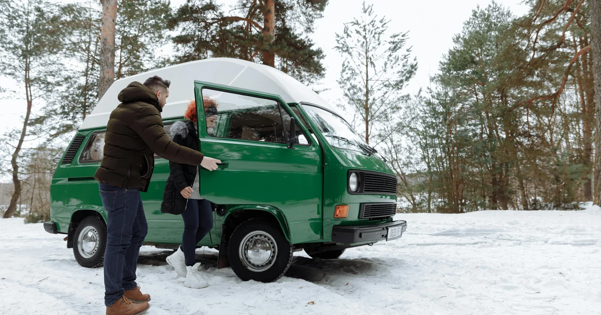 Yol kıyısında park etmiş karavan, yolculuk Yol kıyısında park etmiş karavan, yolculuk