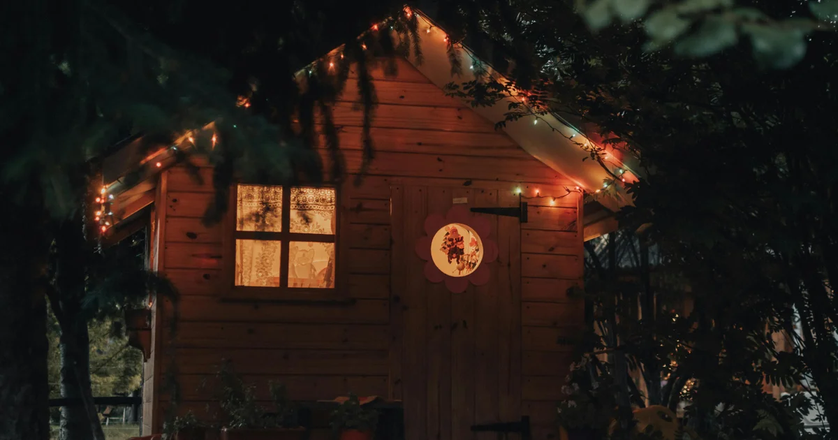 Göl kenarında ahşap tiny house, sakin yerleşim