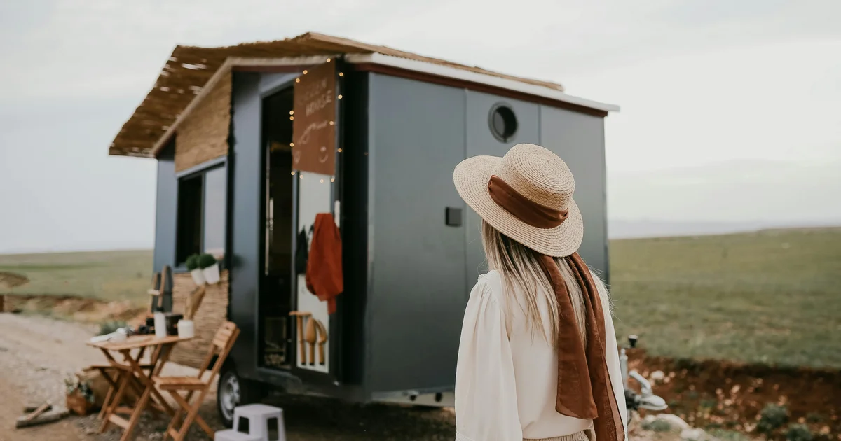 Tiny house terasından doğa manzarası, sabah ışığı