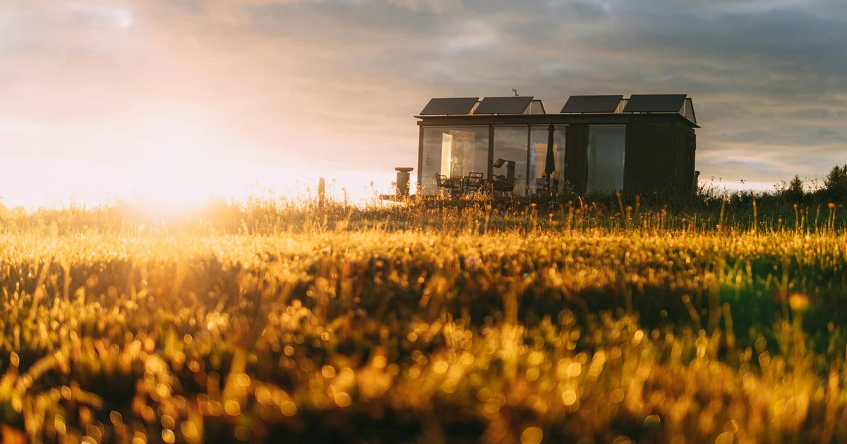 Off-grid tiny house, güneş paneli ve doğal yaşam