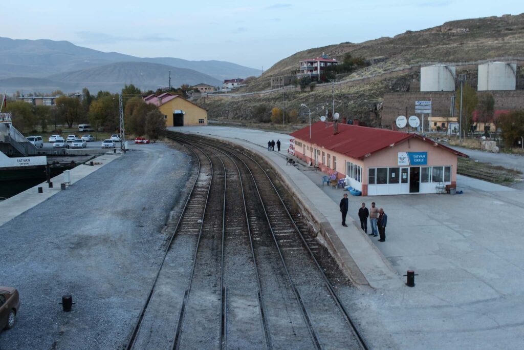 tren durağı ve insanlar